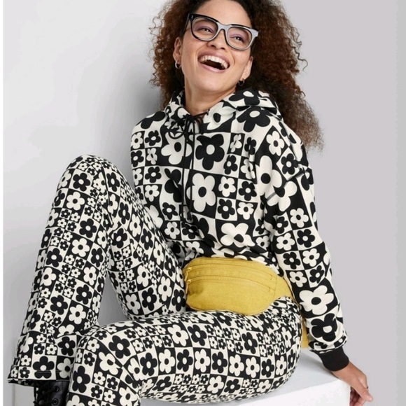 Wild fable cropped hoodie black & white flowers nwt - Picture 2 of 7